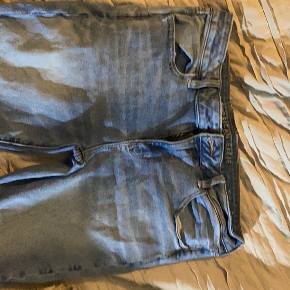 Super comfy AMERICAN eagle jeans w rips